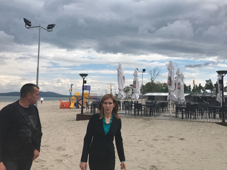 Министърът на туризма Николина Ангелкова направи инспекция на морски плаж Бургас-централен