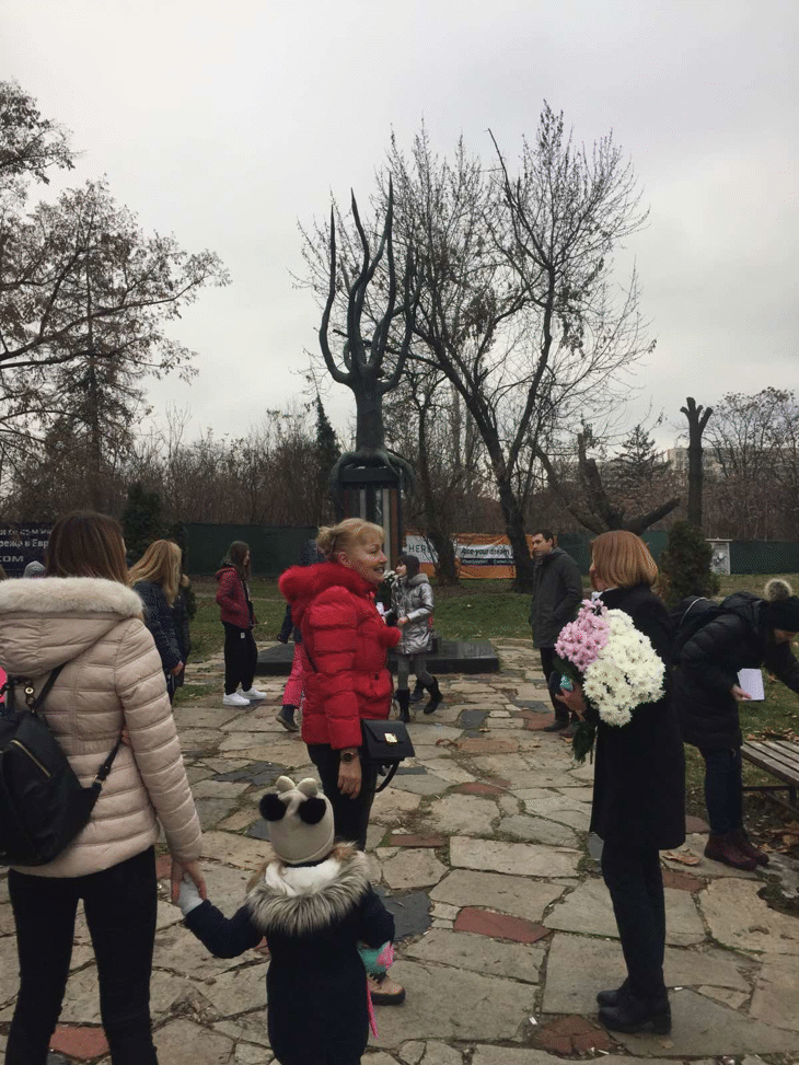 Кметът Фандъкова поднесе цветя на паметника на загиналите деца при бившата дискотека „Индиго“
