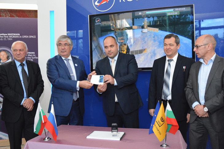Космонавти, политици, дипломати и учени валидираха пощенска марка