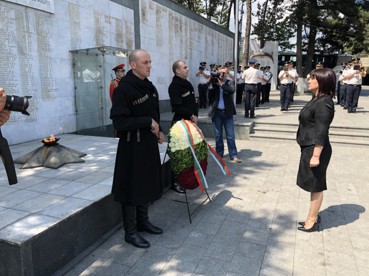Председателят на Народното събрание Цвета Караянчева положи венец на на Паметника на героите, загинали за териториалната цялост на Грузия