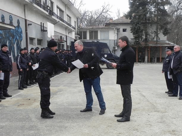 Главният секретар на МВР връчи поздравителни адреси на 78 служители от Пловдив, участвали в овладяване на ситуацията в РПЦ - Харманли
