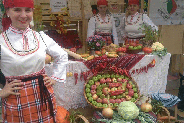 Снимки на заместник-министър доц. Георги Костов от кампанията "ПОДКРЕПЯМЕ БЪЛГАРСКОТО" в Кюстендил