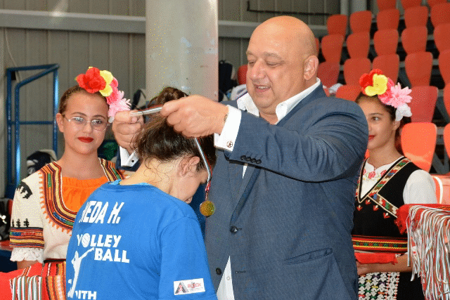 Министър Кралев награди победителите в детски волейболен турнир, организиран от Асоциация „Докосни дъгата“