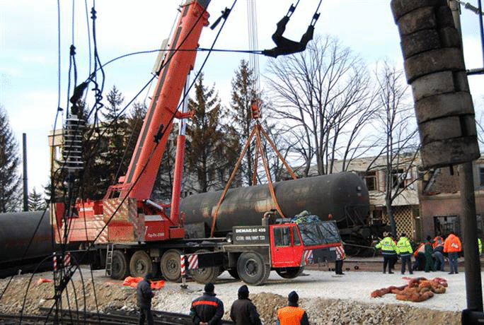 Две от цистерните са изведени на безопасно място