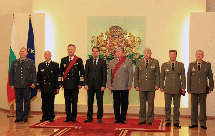 Президентът Росен Плевнелиев удостои днес с висши военни звания и назначи на нови длъжности офицери от висшия команден състав на Българската армия