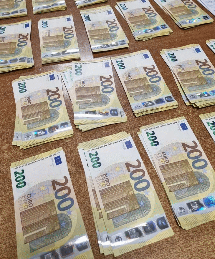 Митнически служители на МП Лесово откриха недекларирана валута за близо 80 000 лева в якето на шофьор