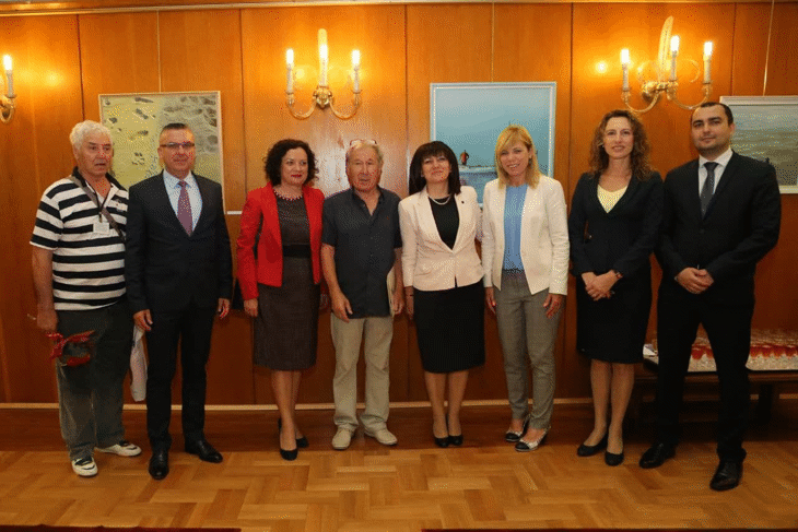 Председателят на Народното събрание Цвета Караянчева откри изложбата „Морето! Най-голямото събитие” на бургаския художник Йордан Маринов