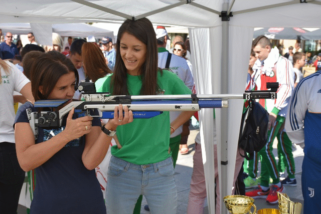 Ваня Колева откри спортната панорама в Благоевград и се включи в почистването около спортен комплекс „Пирин“