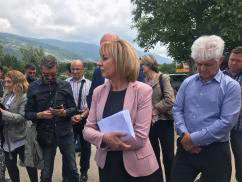 Омбудсманът Мая Манолова пита КЗК за картел при розоварите