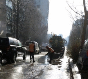 Извършва се миене на улици и булеварди