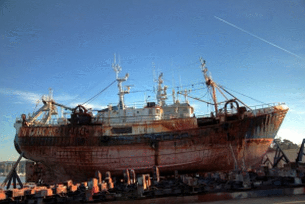 ДФ „Земеделие” плати над 376 хил. лева за нарязване на риболовен кораб за скрап