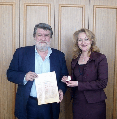 Министърът На Културата Вежди Рашидов Бе Удостоен Днес С Наградата „Златна Маска” За Съдействието Му При Честванията На 90-Годишнината На Варненския Драматичен Театър „Стоян Бъчваров”