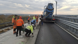 Около 50 куб. м бетон са излети за свързване на фугата между последните два ремонтирани участъка на Дунав мост при Русе