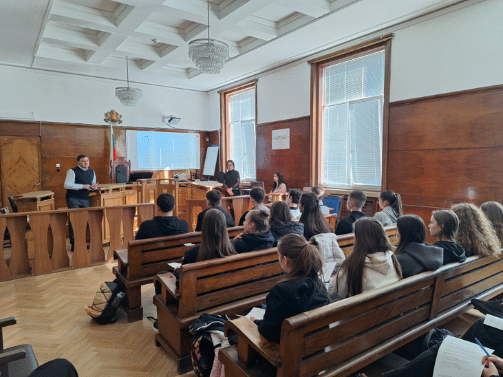 Прокурор от Окръжна прокуратура-Русе и банков експерт обсъдиха с деветокласници темата за „Хазартна зависимост и дълговата спирала – връзката им с престъпността – проблеми, рискове, възможности“