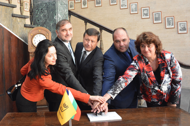 Заместник-министър Димитър Геновски и председателят на КРС Веселин Божков валидираха пощенска марка