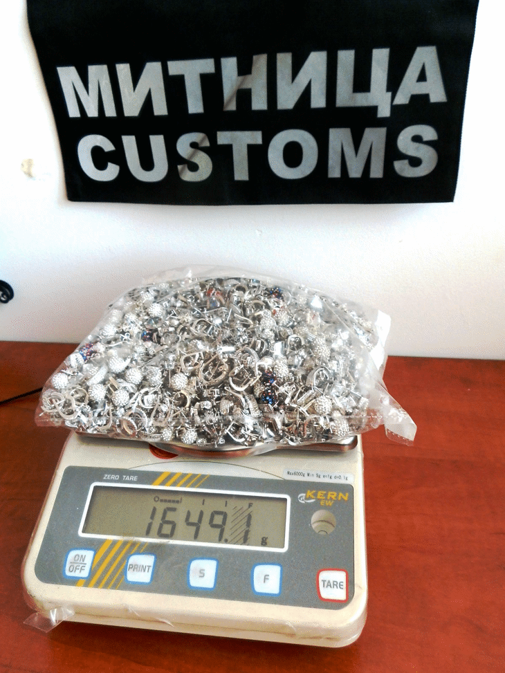 Над 1.5 кг сребърни накити в бельото на пътничка откриха митническите служители на ГКПП Капитан Андреево