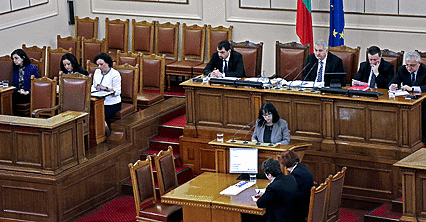 Народните представители изслушаха министъра на енергетиката Теменужка Петкова, министъра на регионалнато развитие и благоустройството Лиляна Павлова и заместник министър-председателя по координацията на европейските политики и институционалните въпроси Меглена Кунева