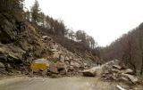 Продължава аварийното укрепване на срутището край Тикале на път II-86 Смолян - Мадан