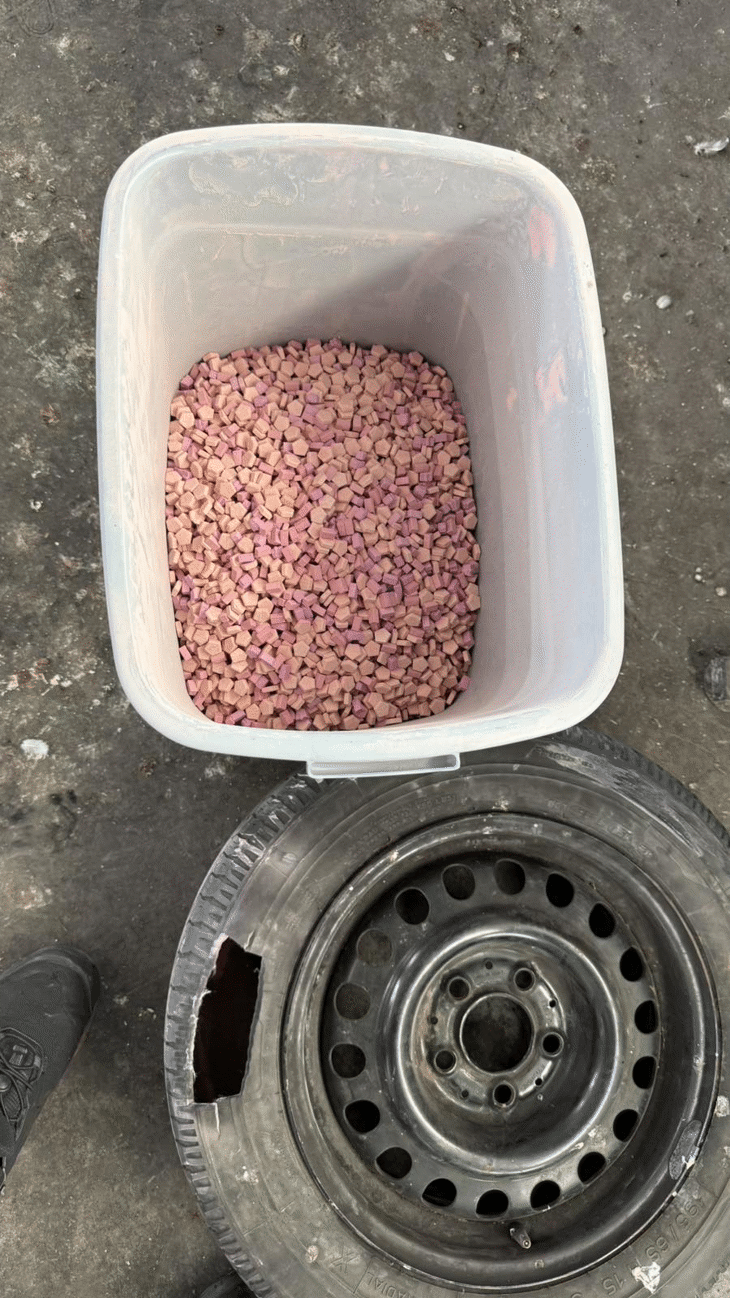 По искане на Окръжна прокуратура-Хасково съдът задържа двама обвиняеми за опит за контрабанда на кокаин и метамфетамин за общо 1 491 240 лева