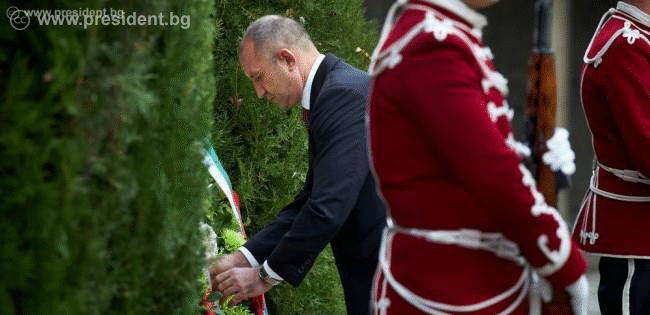 Държавният глава Румен Радев отдаде почит на загиналите български воини