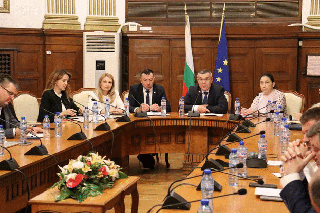 Министър Тахов: До края на годината земеделските стопани ще получат над 1 млрд. лв. по интервенциите за директни плащания и схемите на държавни помощи