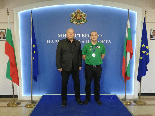 Министър Кралев се срещна със сребърния медалист от Европейското първенство по билярд Станимир Русланов