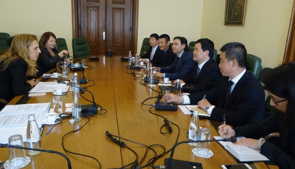 Вицепремиерът Николова проведе работна среща с посланика на Китай