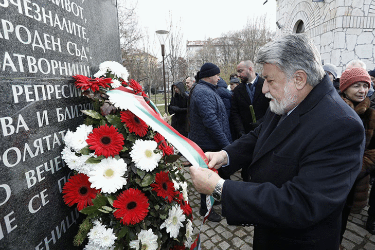 Председателят на Народното събрание Вежди Рашидов и народни представители присъстваха на церемонията по отдаване на почит на жертвите на комунистическия режим