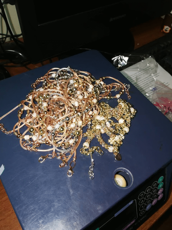 Над 2 кг златни накити в двойно дъно на чанта откриха митническите служители на ГКПП Лесово