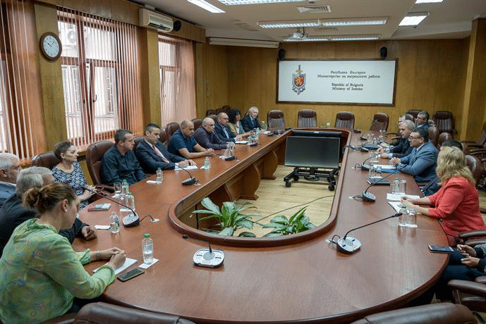 Взаимно съдействие и подкрепа при решаване на принципни проблеми на служителите на МВР