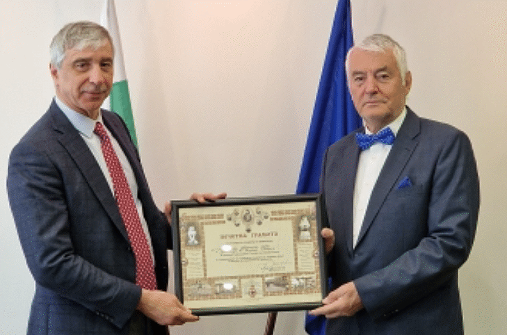 Висшият адвокатски съвет с признание от БЧК