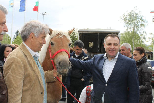 Министър Найденов дари кобила на актьора Юри Ангелов в Царево