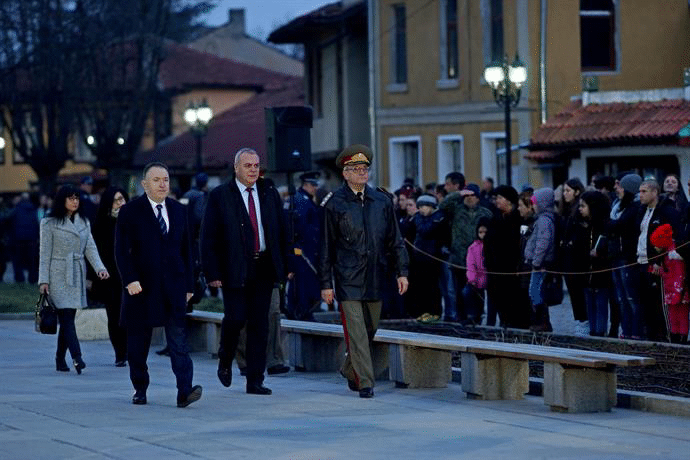 Заместник-министърът на вътрешните работи Стефан Балабанов и старши комисар Атанас Илков се поклониха пред паметта на Васил Левски