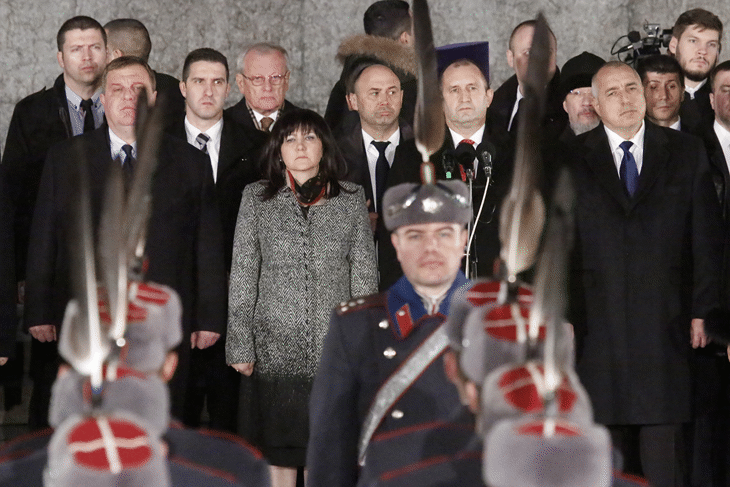 Председателят на Народното събрание Цвета Караянчева и народни представители присъстваха на тържествената заря-проверка по повод 140-ата годишнина от Освобождението на България.