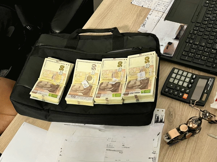 По искане на Окръжна прокуратура-Ямбол бе взета мярка за неотклонение "задържане под стража" по отношение на три лица, обвинени в ОПГ за изнудване, принуда и закана с убийство