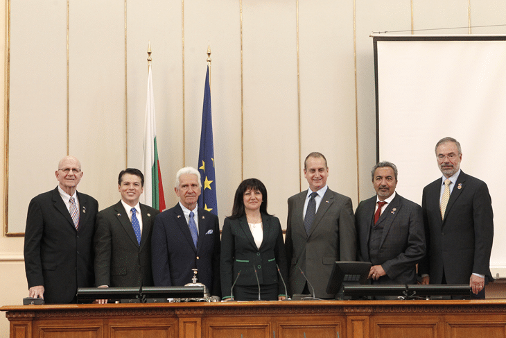 Председателят на Народното събрание Цвета Караянчева посрещна в пленарната зала на българския парламент участниците в 82-ото заседание ЕП – Конгрес на САЩ