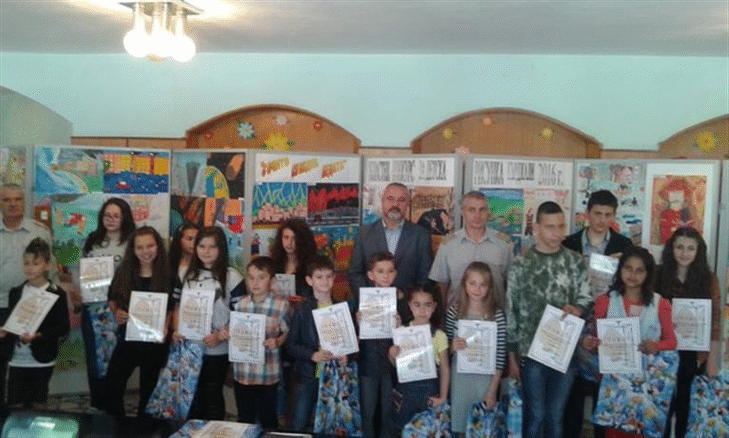 Изложба с отличени рисунки в конкурса „С очите си видях бедата” беше открита днес в Кърджали