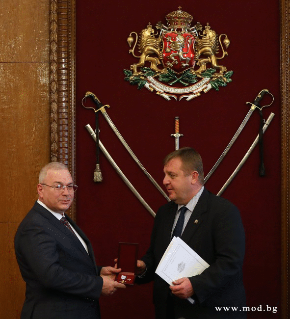 Министърът на отбраната Красимир Каракачанов награди представители на беларуското предприятие, ремонтирало самолетите Су-25