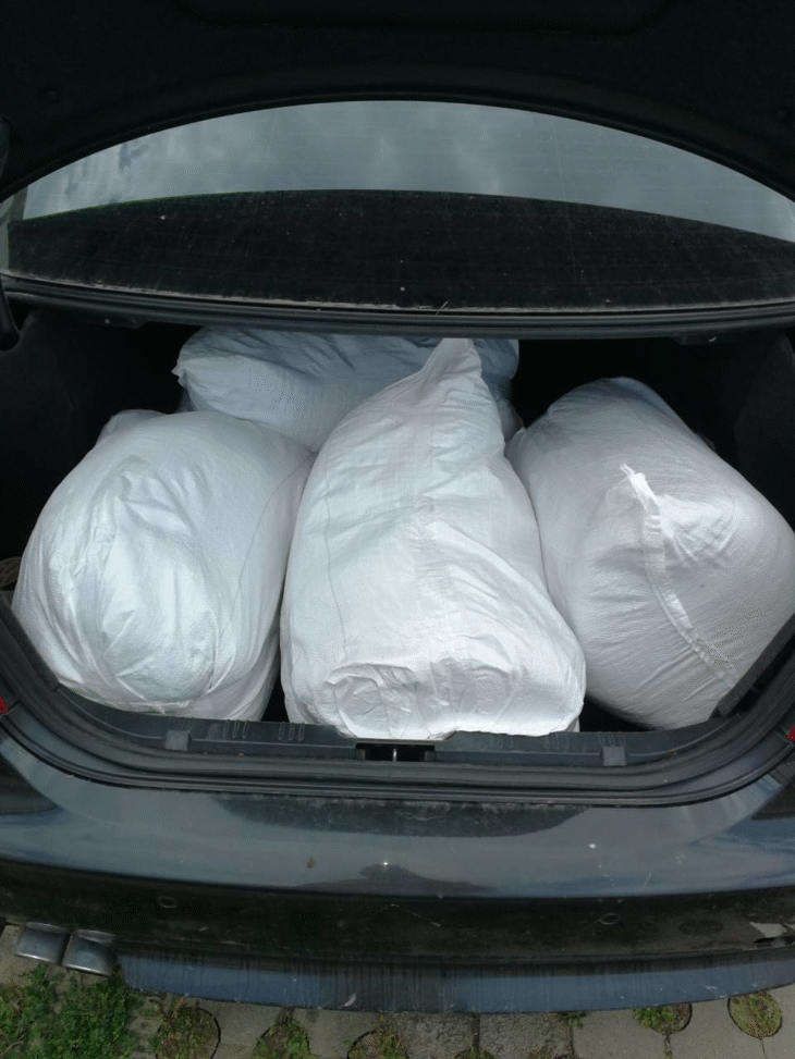 100 кг нелегален тютюн за пушене задържаха митнически служители като „тайни клиенти“