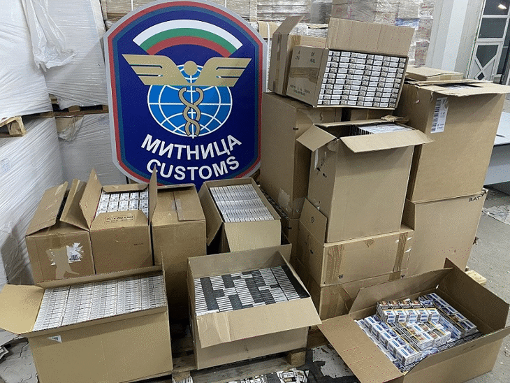 Митнически служители откриха близо 10 000 кутии цигари в камион с хранителни продукти на Дунав мост-2