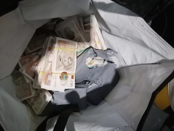 Митнически служители на МП Калотина засякоха укрита валута чрез рентгенова проверка на камион Митнически служители на МП Калотина засякоха укрита валута чрез рентгенова проверка на камион