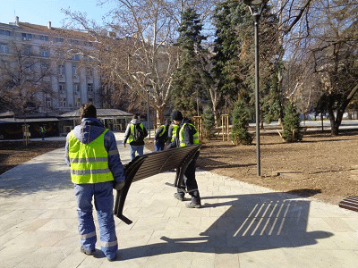 Започна монтажът на парковата мебел в градината „Кристал“