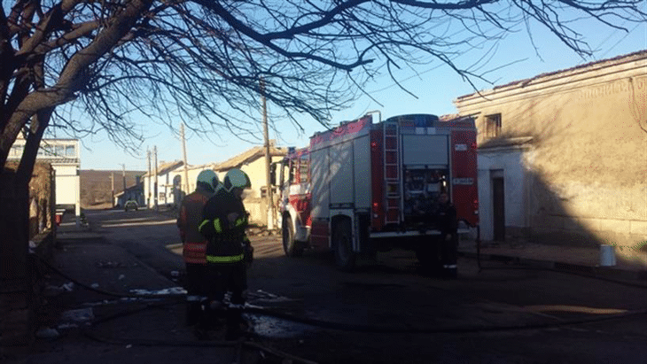 Създадени са всички условия операцията по преточването на цистерните да се осъществи при минимален риск за хората, които работят на терен