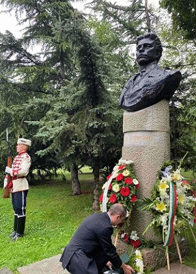 183 годишнина от рождението на Васил Левски отбелязахме с венци и цветя пред паметника на Апостола на свободата