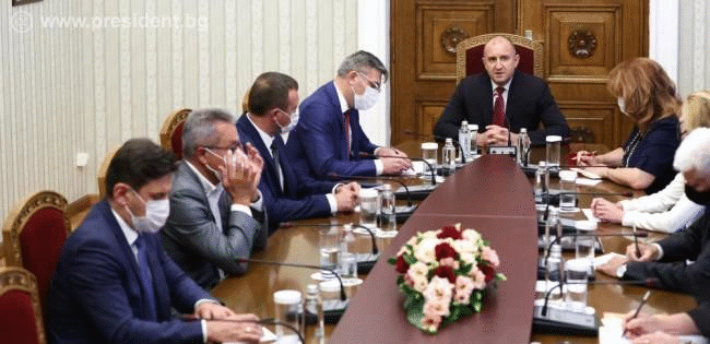 Румен Радев: Решаването на кризите пред България изисква държавническо отношение от всички парламентарно представени партии