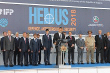 Заместник-министърът на икономиката Александър Манолев участва в откриването на най-голямото изложение на отбранителната индустрия в България