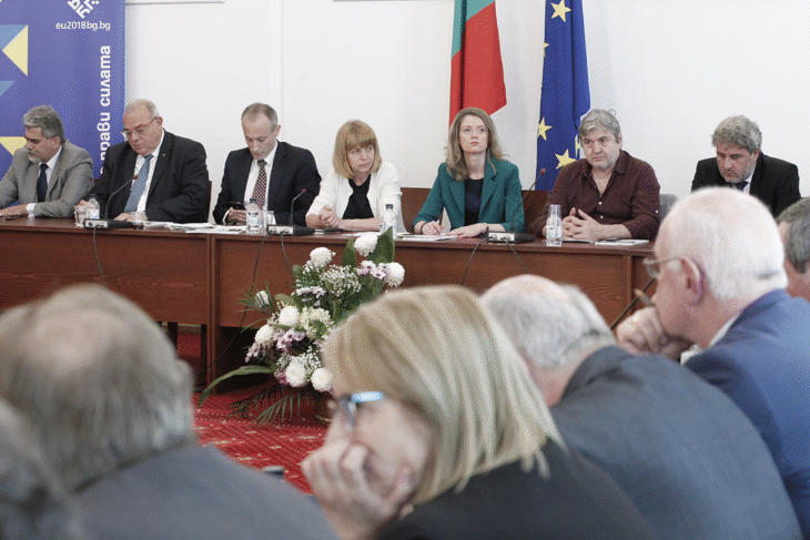 Участниците в дискусията “Висшето образование – проблеми и перспективи” се обединиха около мнението, че работна група трябва да подготви проект за промени в Закона за висшето образование и изцяло нов закон