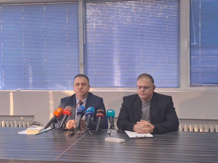 Районна прокуратура-Пловдив извършва разследване по две досъдебни производства за незаконно преминаване на мигранти през страната, задържан е полицейски служител