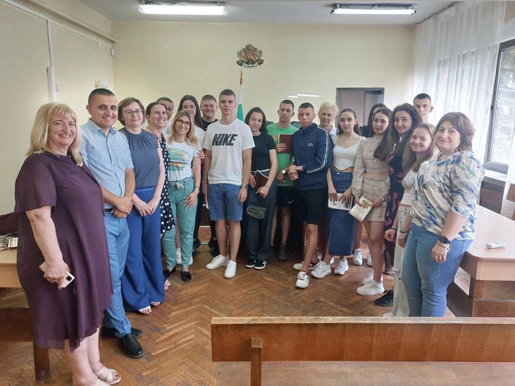 Ученици от Дупница участваха в симулативен процес по обвинение за управление на МПС след употреба на наркотици, организиран от магистрати