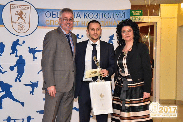 Главният секретар на ММС Асен Марков награди най-добрия спортист на Козлодуй за 2017 г. кикбоксьорът Стоян Петков